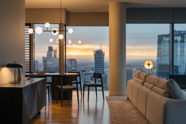 Penthouse z syrenką Picassa w warszawskim wieżowcu, projekt: Krzysztof Matuszewski z Matuszewski Studio.