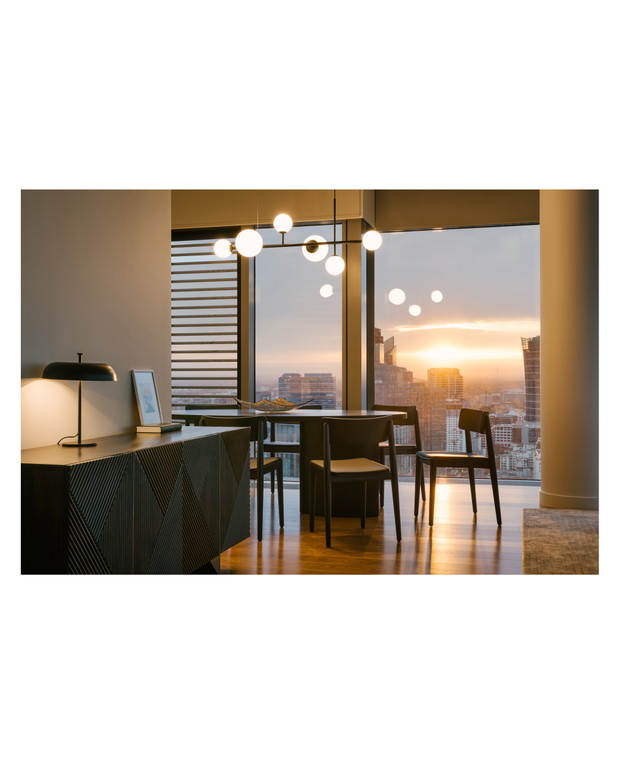 Penthouse z syrenką Picassa w warszawskim wieżowcu, projekt: Krzysztof Matuszewski z Matuszewski Studio.