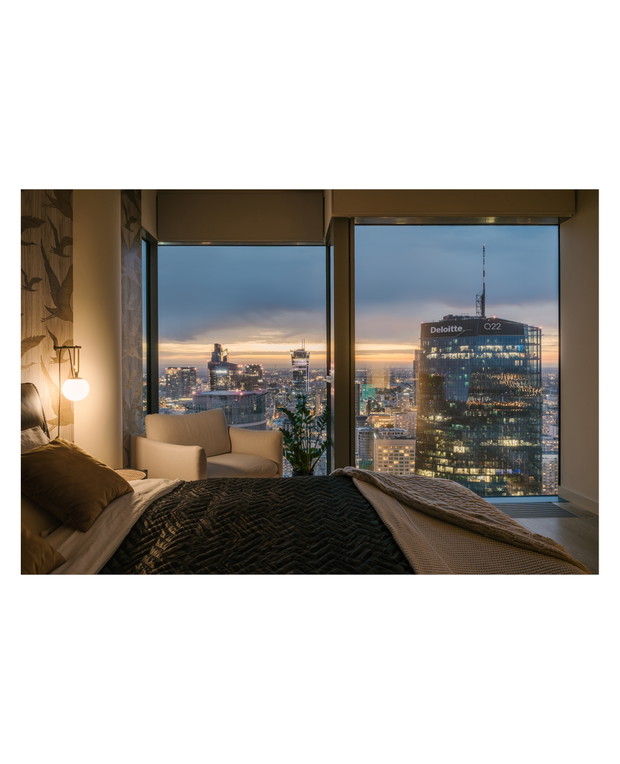 Penthouse z syrenką Picassa w warszawskim wieżowcu, projekt: Krzysztof Matuszewski z Matuszewski Studio.