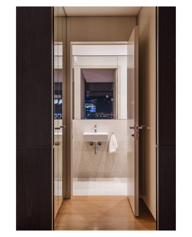 Penthouse z syrenką Picassa w warszawskim wieżowcu, projekt: Krzysztof Matuszewski z Matuszewski Studio.