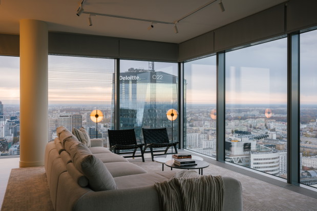 Penthouse z syrenką Picassa w warszawskim wieżowcu, projekt: Krzysztof Matuszewski z Matuszewski Studio.