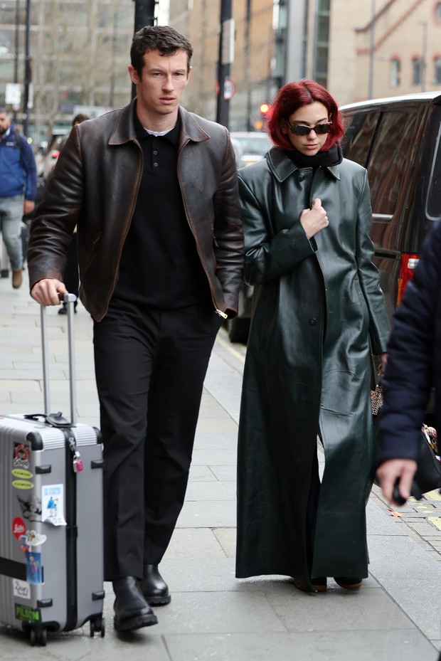 Dua Lipa w skórzanym płaszczu