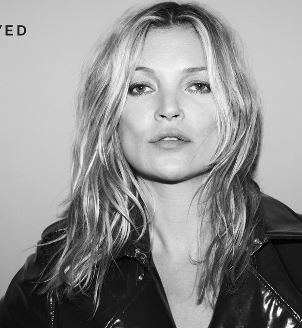 Kate Moss w lakierowanym płaszczu