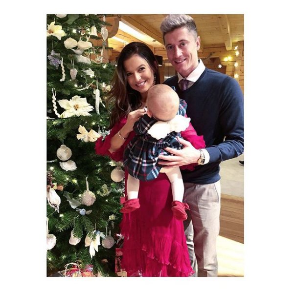 Robert Lewandowski i Anna Lewandowska z córką Klarą, 12