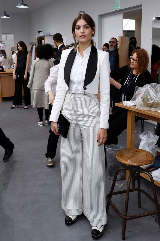 Gwiazdy na pokazach haute couture jesień-zima 2016/2017, Alma Jodorowsky przed pokazem Chanel, fot. East News