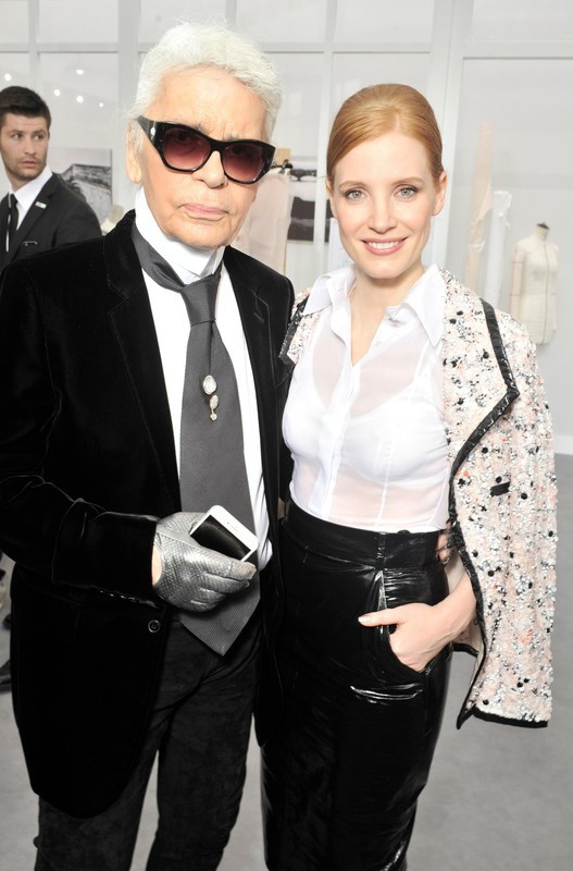 Gwiazdy na pokazach haute couture jesień-zima 2016/2017, Karl Lagerfeld i Jessica Chastain przed pokazem Chanel, fot. East News