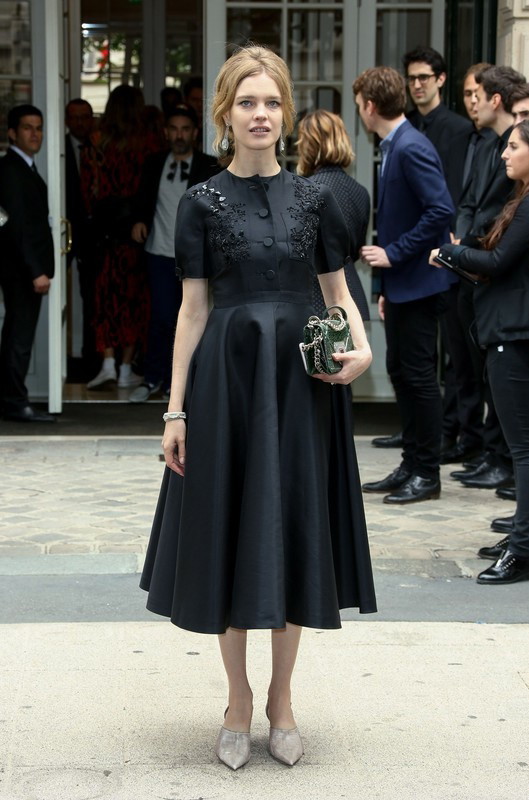 Gwiazdy na pokazach haute couture jesień-zima 2016/2017, Natalia Vodianova przed pokazem Dior, fot. East News