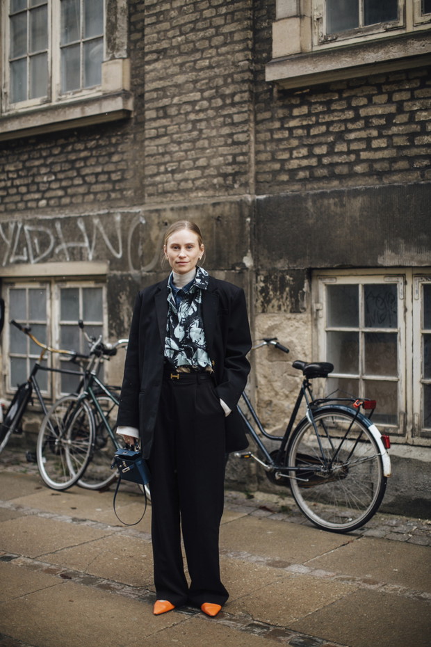 Najmodniejsze stylizacje z ulic Kopenhagi według najbardziej stylowych ludzi z branży i gości Copenhagen Fashion Week jesień-zima 2022/2023