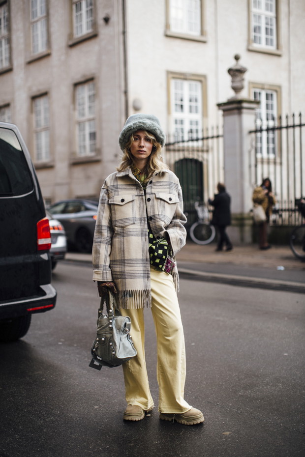Najmodniejsze stylizacje z ulic Kopenhagi według najbardziej stylowych ludzi z branży i gości Copenhagen Fashion Week jesień-zima 2022/2023