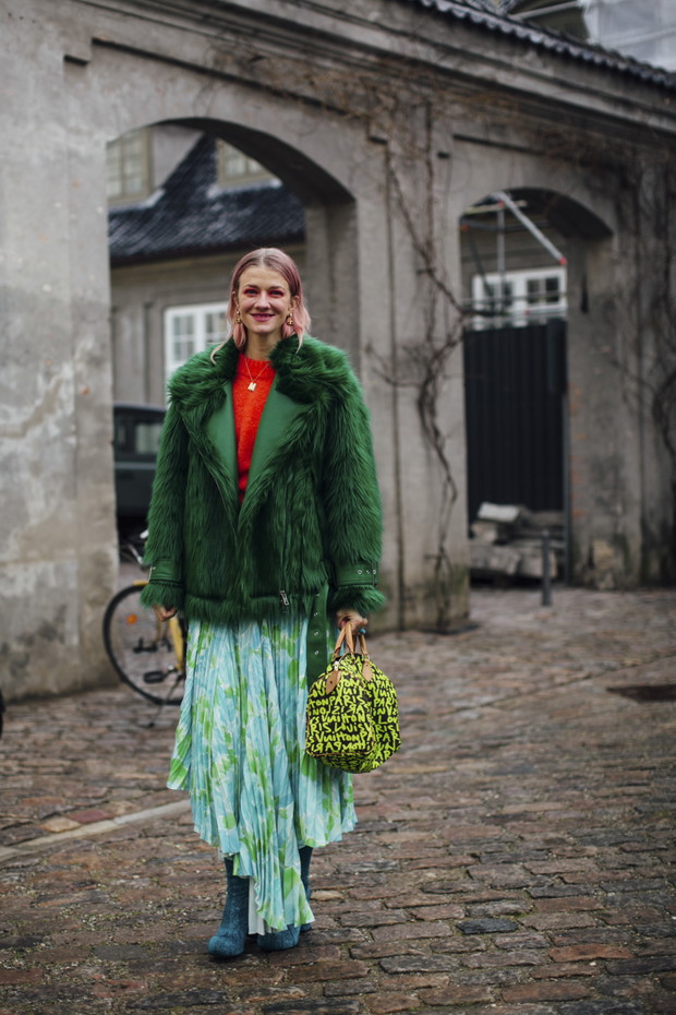 Najmodniejsze stylizacje z ulic Kopenhagi według najbardziej stylowych ludzi z branży i gości Copenhagen Fashion Week jesień-zima 2022/2023