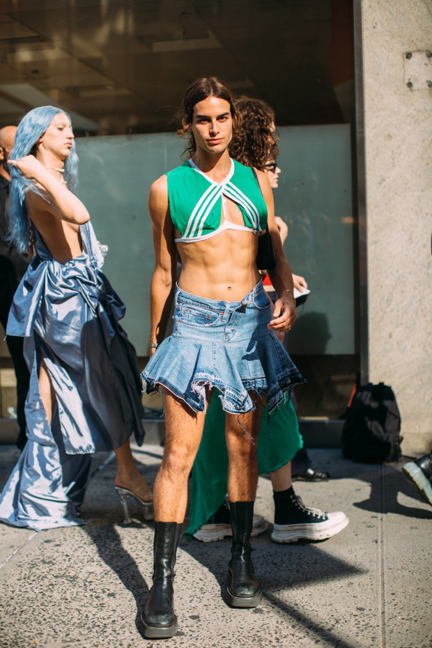 Stylizacje z NYFW wiosna-lato 2022 street fashion
