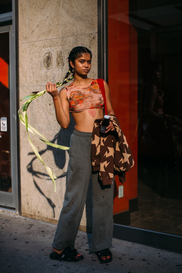 Stylizacje z NYFW wiosna-lato 2022 street fashion