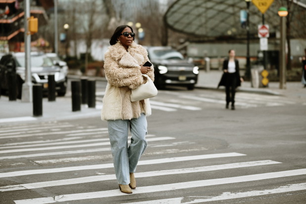 Jak noszą się teraz najbardziej stylowe dziewczyny z branży mody? Najmodniejsze stylizacje z ulic Nowego Jorku street style NYFW jesień-zima 2023/2024