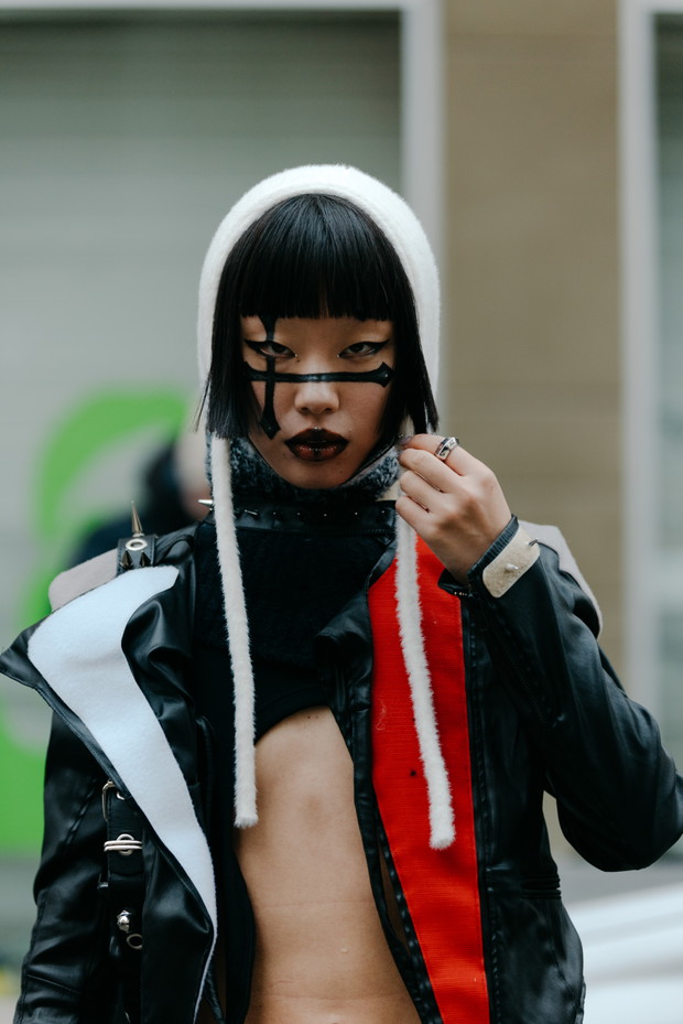 Ukochane dodatki francuskich redaktorek mody, stylistek i influencerek. Te rzeczy królowały na ulicach Paryża podczas ostatniego fashion weeka street style