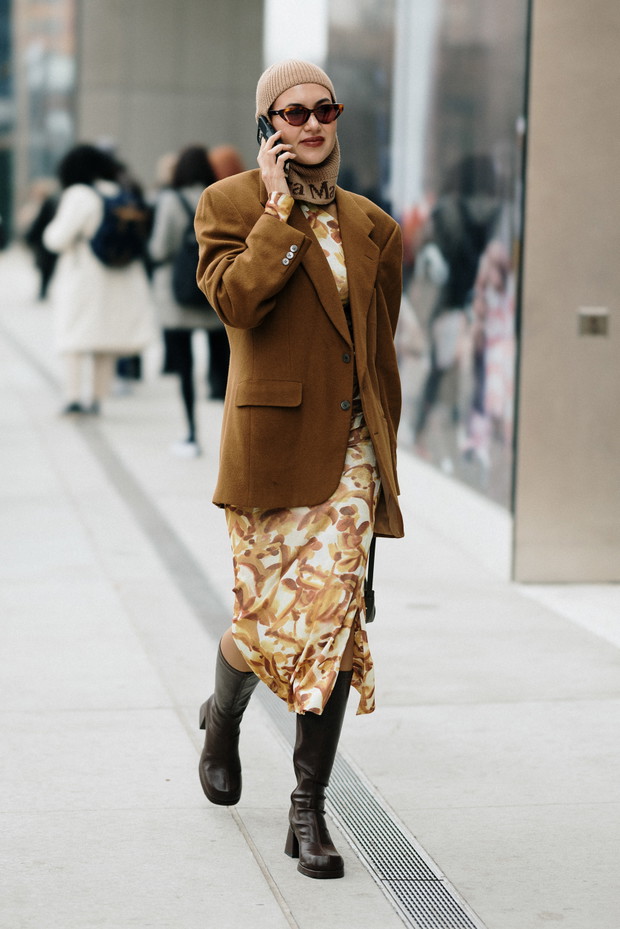 Jak noszą się teraz najbardziej stylowe dziewczyny z branży mody? Najmodniejsze stylizacje z ulic Nowego Jorku street style NYFW jesień-zima 2023/2024