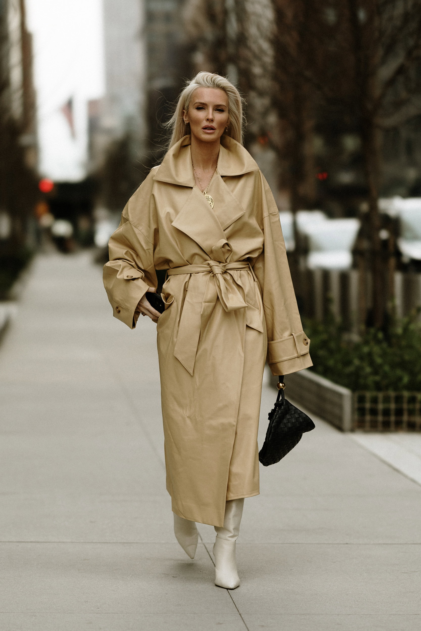 Jak noszą się teraz najbardziej stylowe dziewczyny z branży mody? Najmodniejsze stylizacje z ulic Nowego Jorku street style NYFW jesień-zima 2023/2024