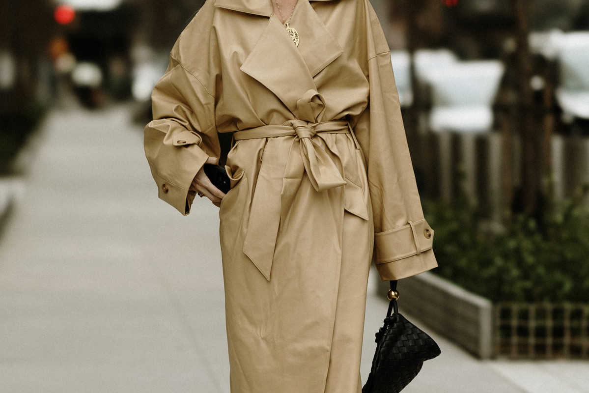 Jak noszą się teraz najbardziej stylowe dziewczyny z branży mody? Najmodniejsze stylizacje z ulic Nowego Jorku street style NYFW jesień-zima 2023/2024