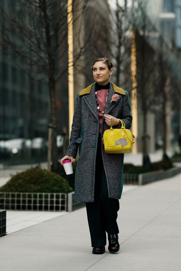 Jak noszą się teraz najbardziej stylowe dziewczyny z branży mody? Najmodniejsze stylizacje z ulic Nowego Jorku street style NYFW jesień-zima 2023/2024