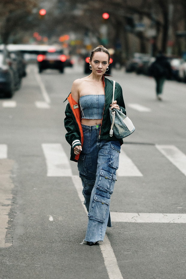 Jak noszą się teraz najbardziej stylowe dziewczyny z branży mody? Najmodniejsze stylizacje z ulic Nowego Jorku street style NYFW jesień-zima 2023/2024