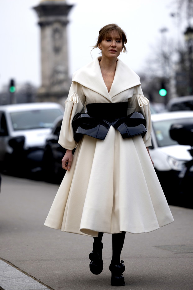Jak noszą się teraz najbardziej stylowe dziewczyny z branży mody? Przegląd stylizacji z Paris Couture Week street style