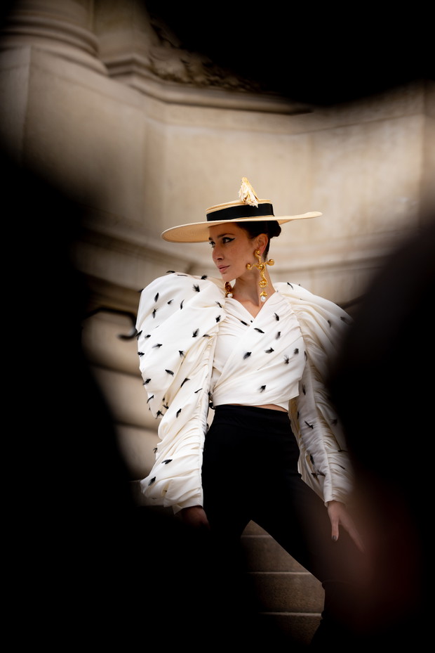 Jak noszą się teraz najbardziej stylowe dziewczyny z branży mody? Przegląd stylizacji z Paris Couture Week street style