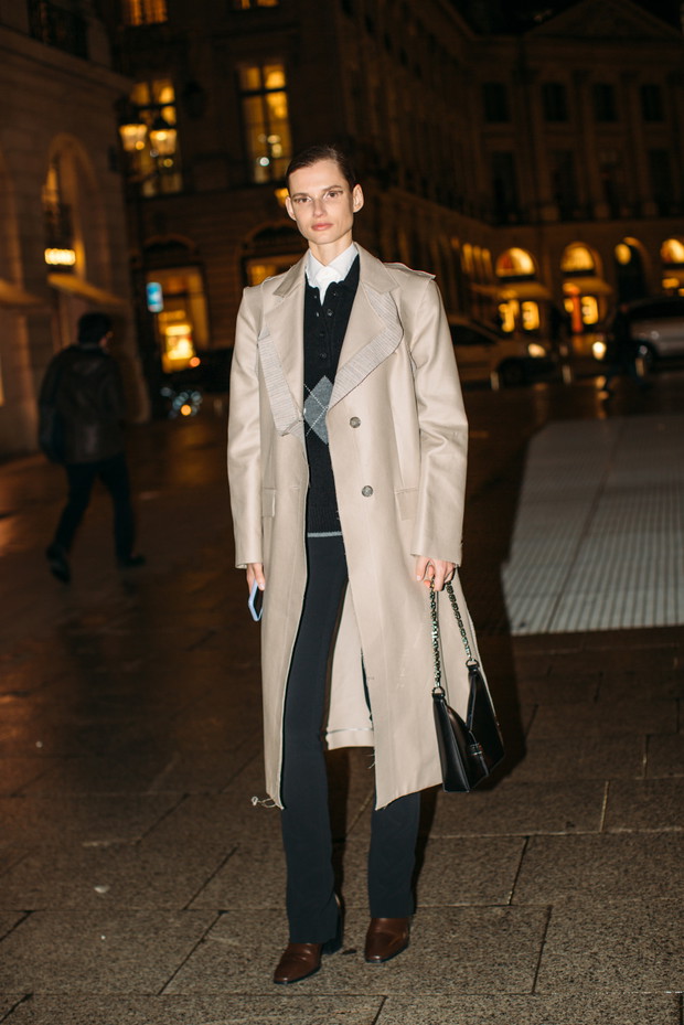 Street style po francusku. Najlepiej ubrane dziewczyny z branży na tygodniu mody męskiej w Paryżu jesień-zima 2023/2024