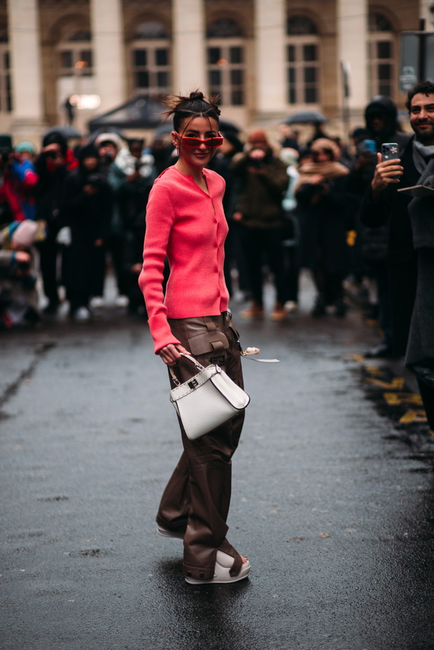 Street style po francusku. Tak noszą się teraz najbardziej stylowe dziewczyny z branży mody Paris Couture Week wiosna-lato 2023