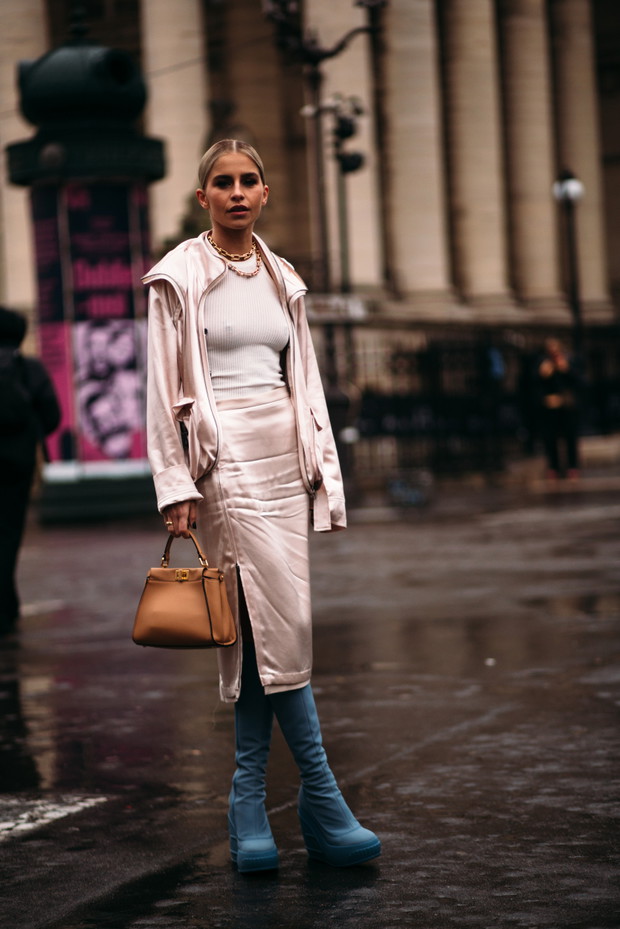 Street style po francusku. Tak noszą się teraz najbardziej stylowe dziewczyny z branży mody Paris Couture Week wiosna-lato 2023