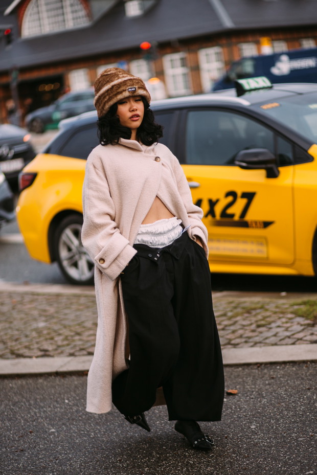 Te torebki, buty i dodatki ma w szafie każda skandynawska it-girl. Królują na ulicach Kopenhagi street style CphFW jesień-zima 2023/2024