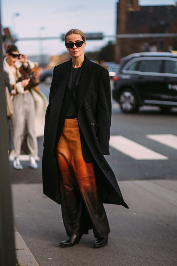 Te torebki, buty i dodatki ma w szafie każda skandynawska it-girl. Królują na ulicach Kopenhagi street style CphFW jesień-zima 2023/2024