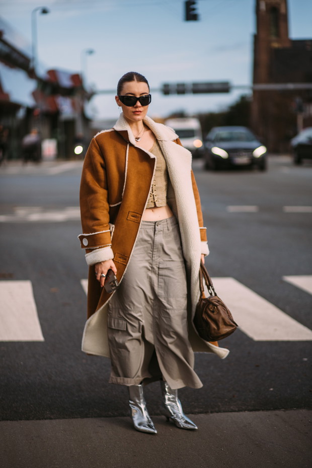 Te torebki, buty i dodatki ma w szafie każda skandynawska it-girl. Królują na ulicach Kopenhagi street style CphFW jesień-zima 2023/2024