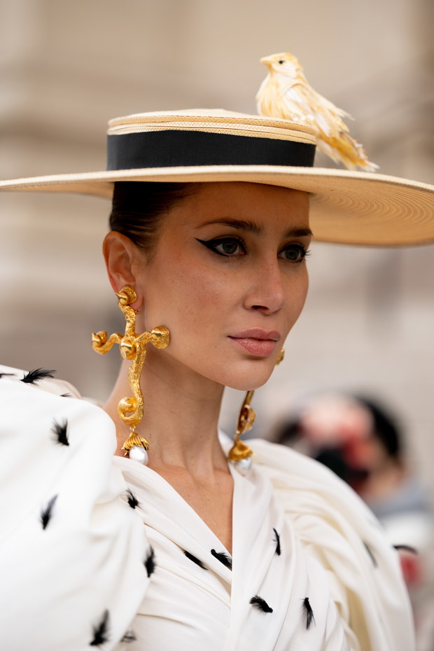 Te torebki, buty i dodatki uwielbiają nie tylko francuskie it girls. Najpiękniejsze akcesoria z Paris Couture Week wiosna-lato 2023 street style