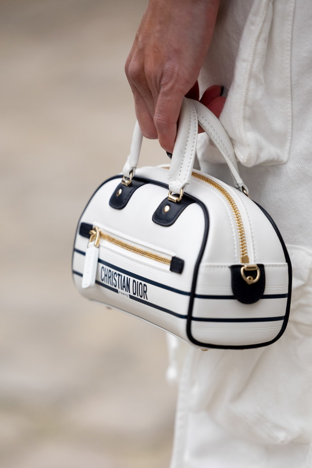 Te torebki, buty i dodatki uwielbiają nie tylko francuskie it girls. Najpiękniejsze akcesoria z Paris Couture Week wiosna-lato 2023 street style