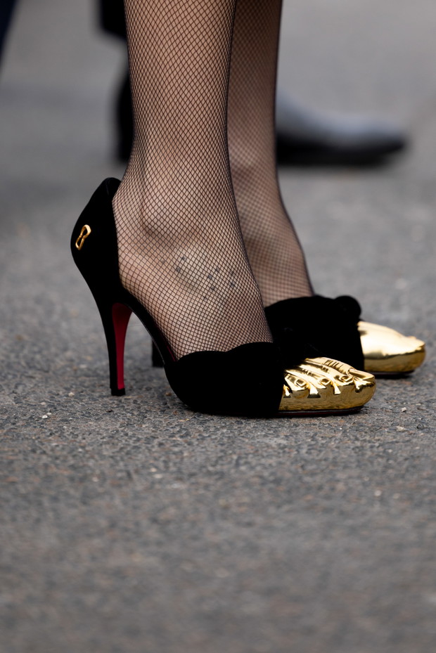 Te torebki, buty i dodatki uwielbiają nie tylko francuskie it girls. Najpiękniejsze akcesoria z Paris Couture Week wiosna-lato 2023 street style