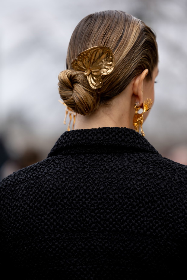 Te torebki, buty i dodatki uwielbiają nie tylko francuskie it girls. Najpiękniejsze akcesoria z Paris Couture Week wiosna-lato 2023 street style