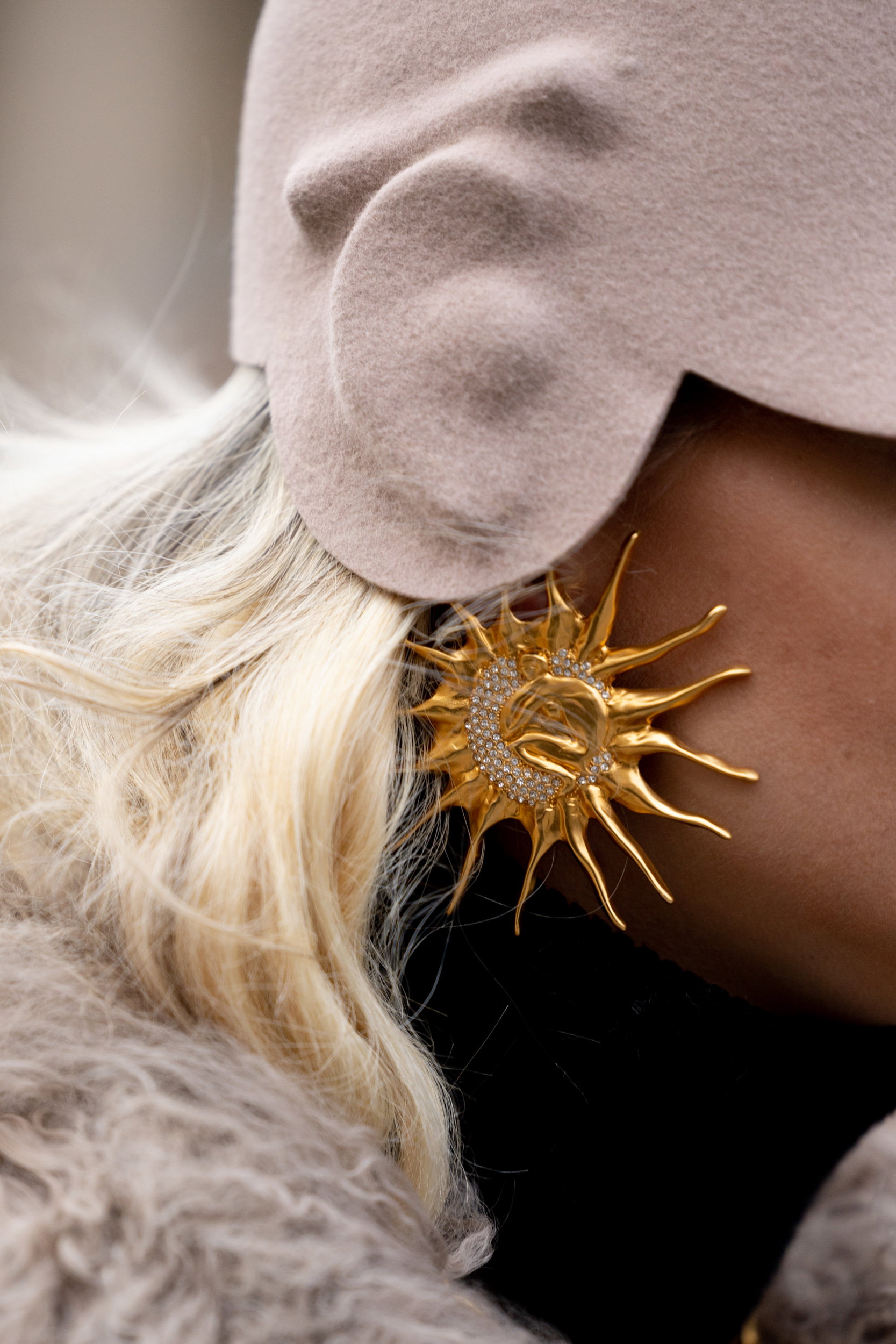 Te torebki, buty i dodatki uwielbiają nie tylko francuskie it girls. Najpiękniejsze akcesoria z Paris Couture Week wiosna-lato 2023 street style