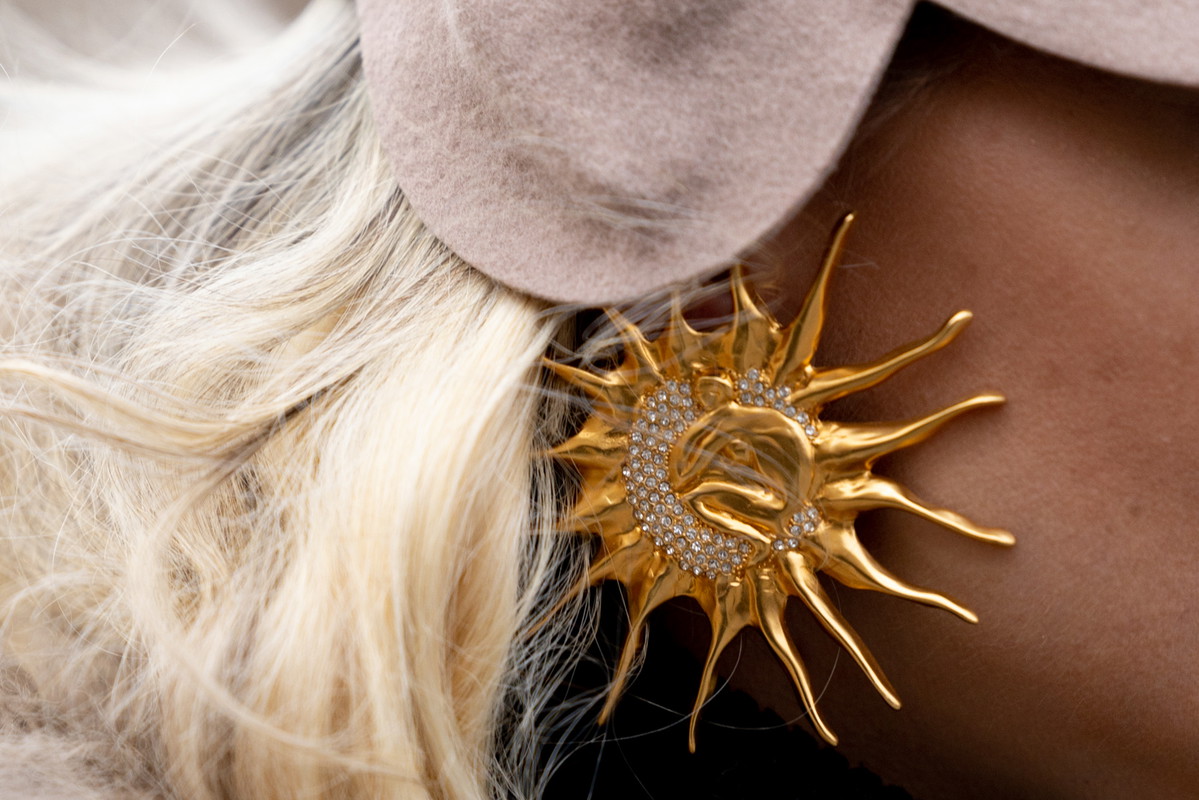 Te torebki, buty i dodatki uwielbiają nie tylko francuskie it girls. Najpiękniejsze akcesoria z Paris Couture Week wiosna-lato 2023 street style
