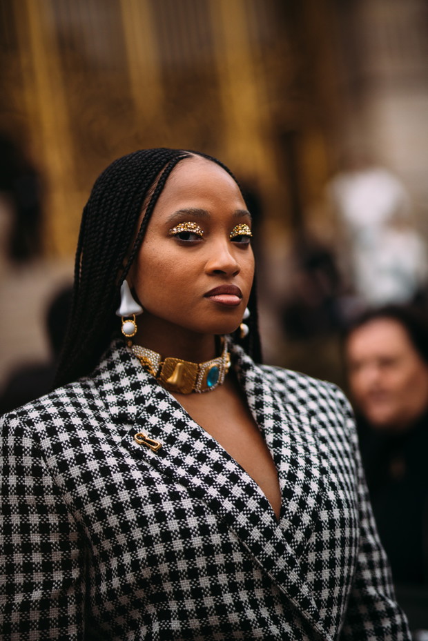 Te torebki, buty i dodatki uwielbiają nie tylko francuskie it girls. Najpiękniejsze akcesoria z Paris Couture Week wiosna-lato 2023 street style