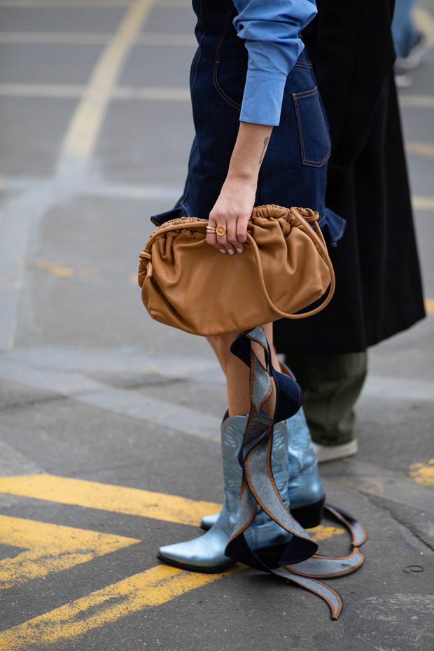 Ukochane dodatki francuskich redaktorek mody, stylistek i influencerek. Te rzeczy królowały na ulicach Paryża podczas ostatniego fashion weeka street style