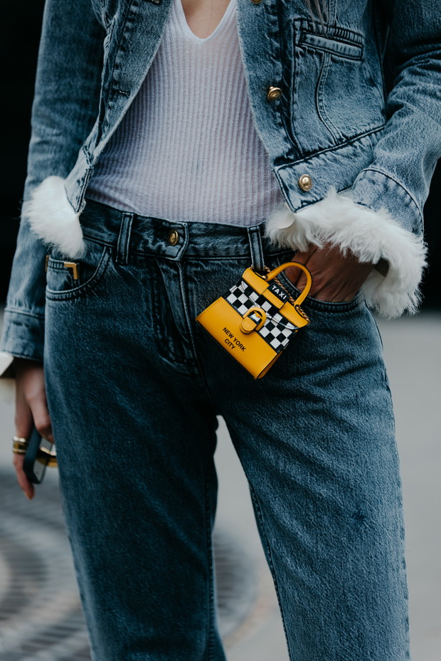 Ukochane dodatki francuskich redaktorek mody, stylistek i influencerek. Te rzeczy królowały na ulicach Paryża podczas ostatniego fashion weeka street style
