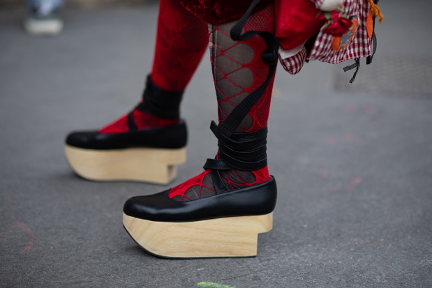 Ukochane dodatki francuskich redaktorek mody, stylistek i influencerek. Te rzeczy królowały na ulicach Paryża podczas ostatniego fashion weeka street style