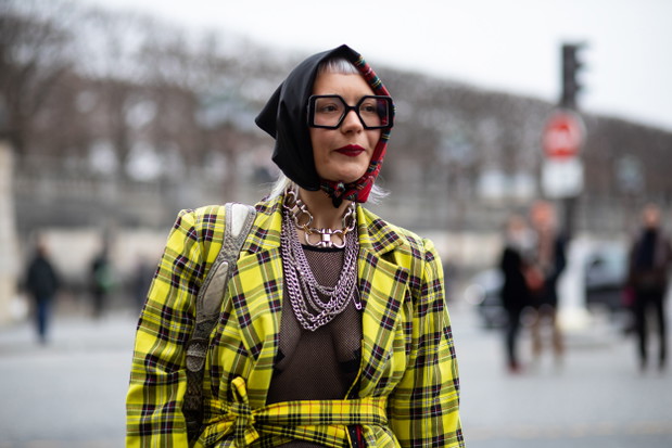 Ukochane dodatki francuskich redaktorek mody, stylistek i influencerek. Te rzeczy królowały na ulicach Paryża podczas ostatniego fashion weeka street style