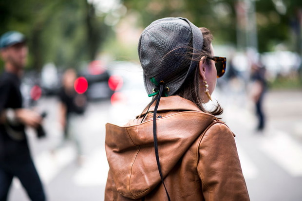 Modne nakrycia głowy street fashion