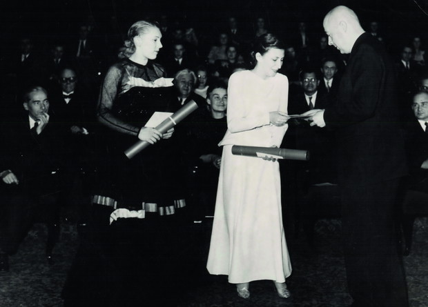Halina Czerny-Stefanska i Bella Dawidowicz odbieraja nagrodę 1949 roku