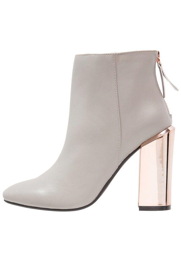 Botki na słupku, Missguided