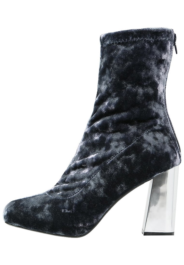 Botki na słupku, Missguided