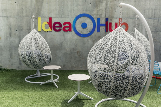Idea Hub to otwarta przestrzeń coworkingowa, którą na co dzień odwiedzają młodzi i kreatywni ludzie. To tam w miłej atmosferze, przy dobrej kawie można realizować indywidualne projekty albo spotkać się z kontrahentami.