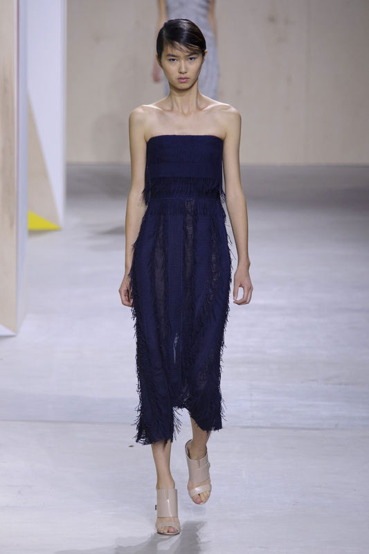 Odkryte ramiona, Hugo Boss s/s 2016, fot. Imaxtree