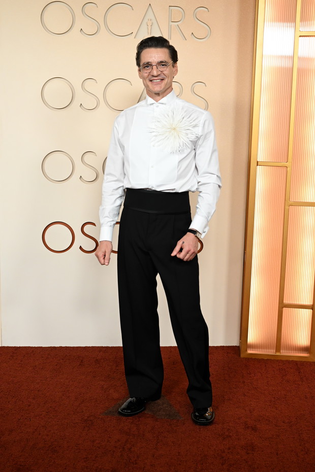 Pedro Pascal w garniturze Chanel