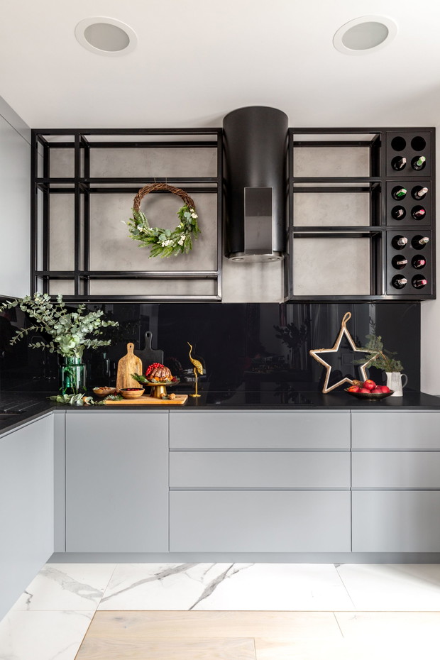 Świąteczna stylizacja kawalerki przygotowana przez Decoroom